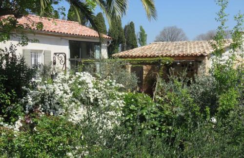 Grans Apartment | Quaint Oceanfront Apartment in Mas Provencal - Rated 9.5/10