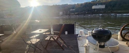 Grand Lyon Boat Rental | Unique Houseboat Retreat in Confluence - Pet Friendly Stay