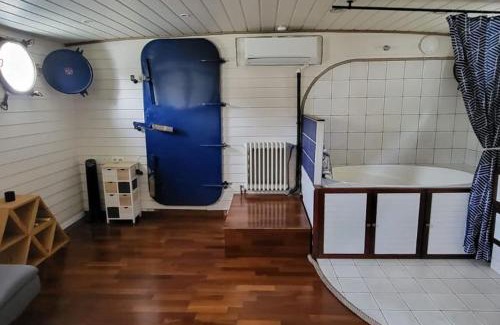Grand Lyon Boat Rental | Unique Houseboat Retreat in Confluence - Pet Friendly Stay