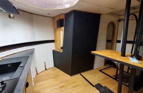 Grand Lyon Boat Rental | Unique Houseboat Retreat in Confluence - Pet Friendly Stay