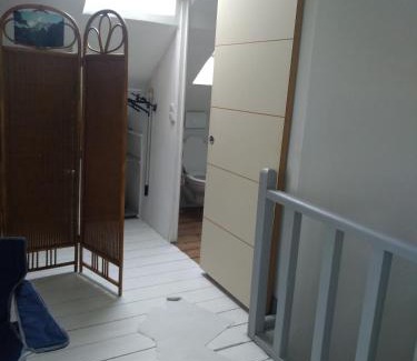 Creil House | Cozy Double Room with Private Bathroom and Kitchen Access