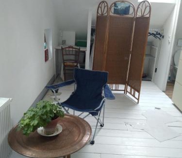 Creil House | Cozy Double Room with Private Bathroom and Kitchen Access