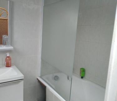Creil House | Cozy Double Room with Private Bathroom and Kitchen Access