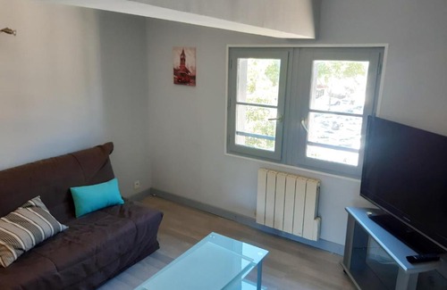 Figeac Apartment | Comfortable 2-Bedroom Apartment in Figeac for Families
