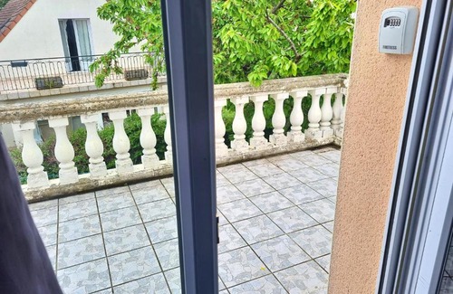 Chenove Apartment | Cozy 2-Bedroom Apartment with Terrace & WiFi in Chenove