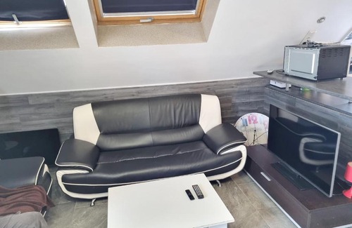 Chenove Apartment | Cozy 2-Bedroom Apartment with Terrace & WiFi in Chenove