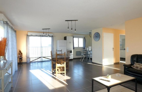 Pouillon Apartment | Spacious 4-Bedroom Apartment with Pool & Terrace in Pouillon