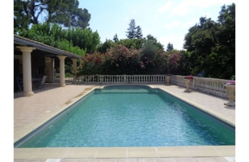 Jonquieres Apartment | Characterful Apartment in a Tranquil Provençal Mas