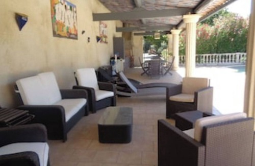 Jonquieres Apartment | Characterful Apartment in a Tranquil Provençal Mas