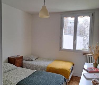 Le Kremlin-Bicetre Apartment | Designer Apartment with 3 Bedrooms and Child-Friendly Amenities