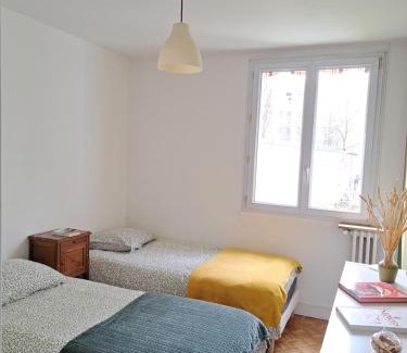 Le Kremlin-Bicetre Apartment | Designer Apartment with 3 Bedrooms and Child-Friendly Amenities