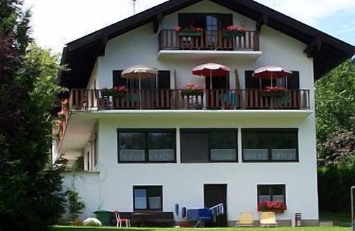 Gollenshausen a.Chiemsee Apartment | Oceanfront Apartment with Balcony & Top Guest Rating