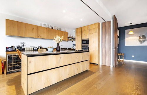 Batignolles Apartment | Elegant Apartment with Montmartre Views and Spa Amenities