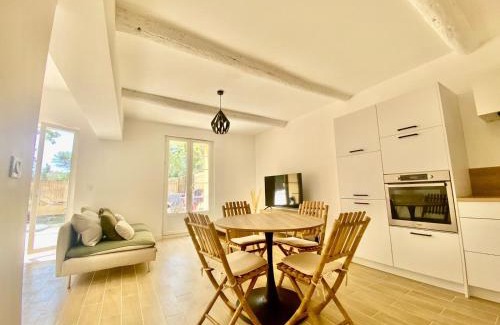 Grand Sud Apartment | Stylish Apartment in Beautiful Aixoise Bastide with Ocean Views
