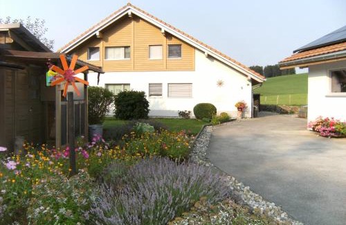 La Cote-aux-Fees House | Family-Friendly Retreat at BnB Niederer - Rated 9.3/10