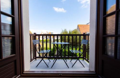 Courseulles-sur-Mer Apartment | Cozy Duplex 500m from the Beach with Balcony & Family Friendly