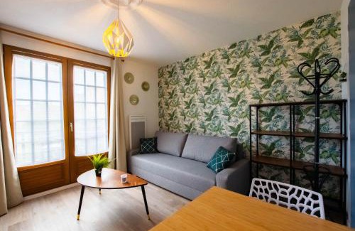 Courseulles-sur-Mer Apartment | Cozy Duplex 500m from the Beach with Balcony & Family Friendly