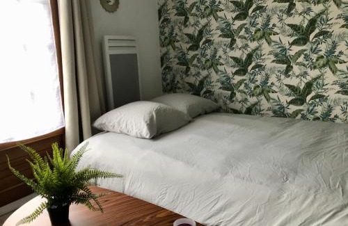 Courseulles-sur-Mer Apartment | Cozy Duplex 500m from the Beach with Balcony & Family Friendly
