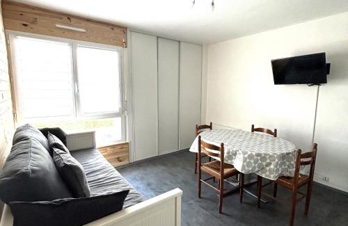 Saint-Jean-de-Monts Apartment | Beachfront Apartment in St Jean de Monts with Private Parking