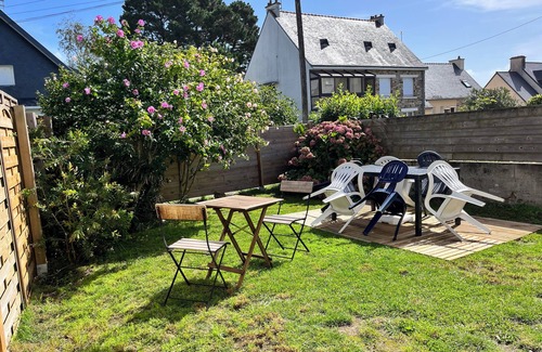 Larmor-Plage House | Inviting Apartment with Private Garden, Steps from the Beach