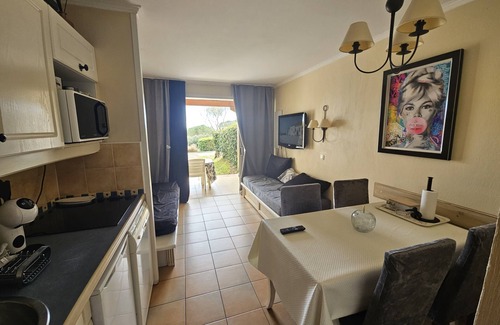 Les Restanques Apartment | Cozy Garden Apartment with Sea View in Saint Tropez
