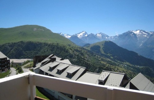 Eclose-Est Apartment | Cozy Appartement Huez for 5 with Child & Pet-Friendly Perks