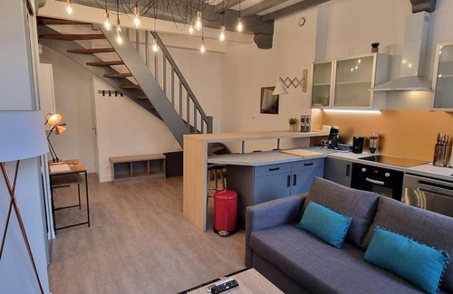La Roche-Chalais Apartment | Modern Retreat in City Center with Free Parking & Child-Friendly