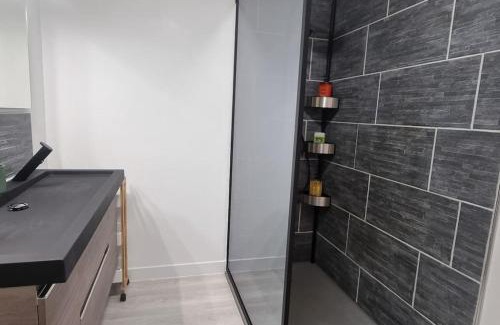La Roche-Chalais Apartment | Modern Retreat in City Center with Free Parking & Child-Friendly