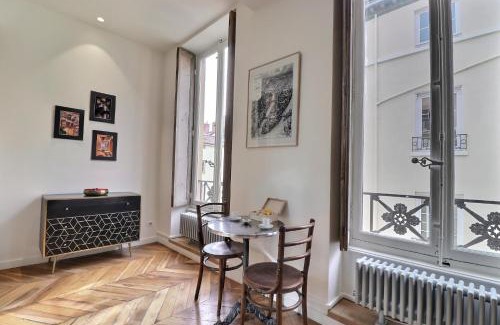 Griffon - Royale Apartment | Modern Loft in City Center - Pet & Child Friendly Stay