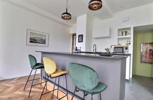 Griffon - Royale Apartment | Modern Loft in City Center - Pet & Child Friendly Stay