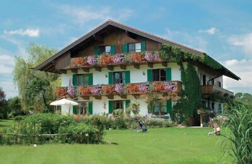 Prien am Chiemsee Apartment | Cozy Apartment for 3 with Kitchen & Spa Amenities