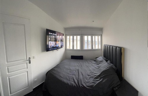 Lisieux Apartment | Cozy F2 Apartment with Netflix - Perfect for Families