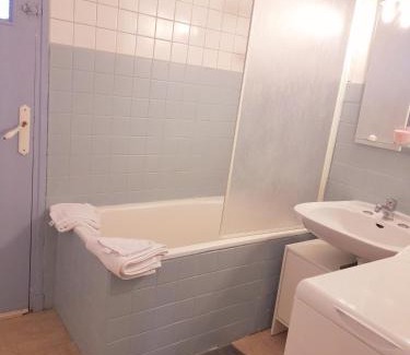 Bas-Vernet Apartment | Family-Friendly Appartement F3 with Balcony Retreat