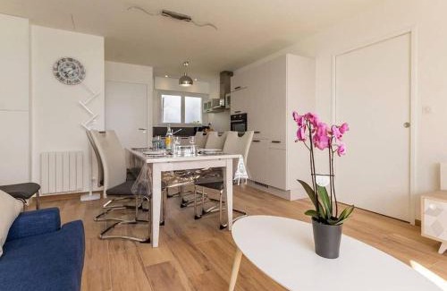 Piriac-sur-Mer Apartment | Beachfront Apartment in Piriac-sur-Mer with Courtyard & WiFi