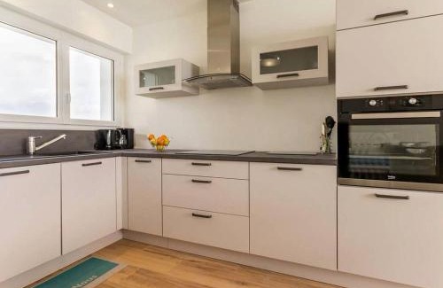Piriac-sur-Mer Apartment | Beachfront Apartment in Piriac-sur-Mer with Courtyard & WiFi
