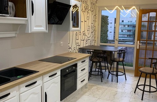 Bobigny Apartment | Tranquil Apartment Near Tram T1 Metro with Hot Tub