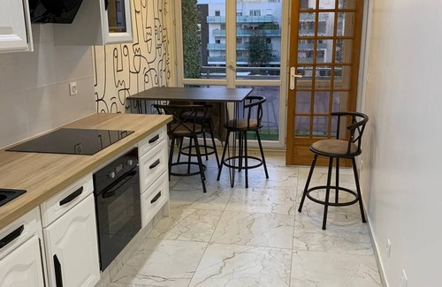 Bobigny Apartment | Tranquil Apartment Near Tram T1 Metro with Hot Tub