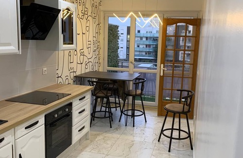 Bobigny Apartment | Tranquil Apartment Near Tram T1 Metro with Hot Tub