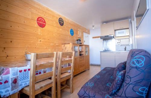 Eclose-Est Apartment | Scenic 1br Retreat with Mountain Views - Huez by Welkeys