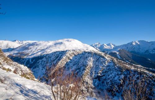 Eclose-Est Apartment | Scenic 1br Retreat with Mountain Views - Huez by Welkeys