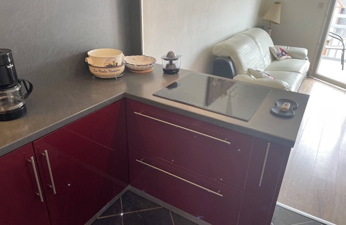 Courseulles-sur-Mer Apartment | Stylish Appartement les Caravelles with Breakfast Included