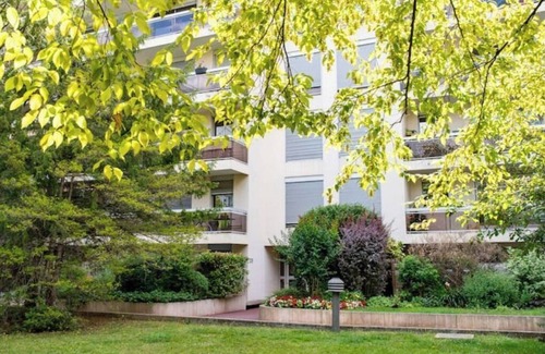 Issy-les-Moulineaux Apartment | Peaceful Paris Apartment with Pool and Spa Amenities