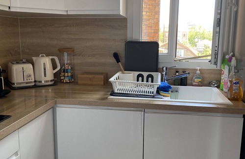 La Garenne-Colombes Apartment | Quiet Apartment Near La Défense with Family-Friendly Kitchen