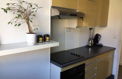 Le Kremlin-Bicetre Apartment | Designer Apartment: Cozy 3 Bedrooms with Spa & Hot Tub
