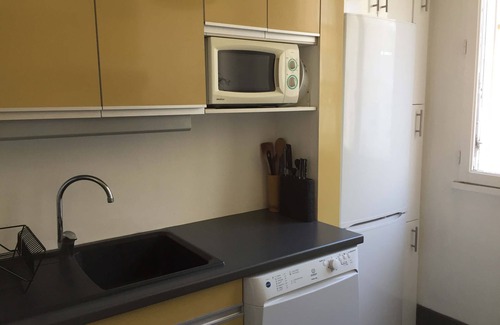Le Kremlin-Bicetre Apartment | Designer Apartment: Cozy 3 Bedrooms with Spa & Hot Tub