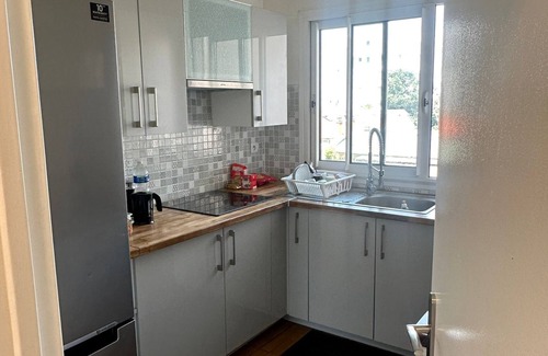 Le Kremlin-Bicetre Apartment | Modern Apartment Steps from Porte D'Italie with Spa Access