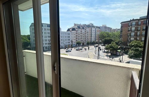 Le Kremlin-Bicetre Apartment | Modern Apartment Steps from Porte D'Italie with Spa Access