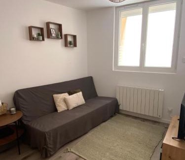 Saint-Denis-en-Bugey Apartment | Child-Friendly Appartement Near CNPE and PIPA - Rated 9.4