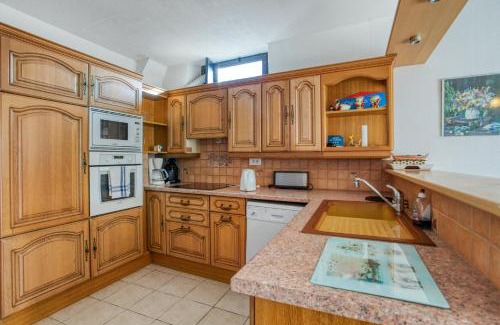 Saint-Jacut-de-la-Mer Apartment | Cozy 2-Bedroom Apartment with Terrace & Wifi in Saint Jacut