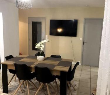 Chalon-sur-Saone Apartment | Family-Friendly Appartement Eluard with Pet Amenities